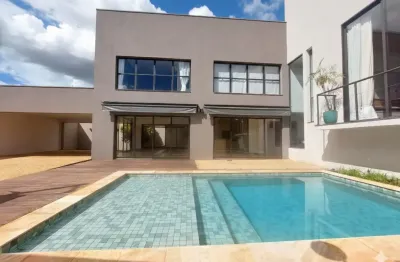 Linda casa no estância dos ipês construída em terreno maior e com muito espaço!