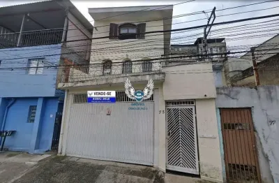 Sobrado com 03 dormitórios, 04 vagas de garagem, tendo 02 casas nos fundos com c