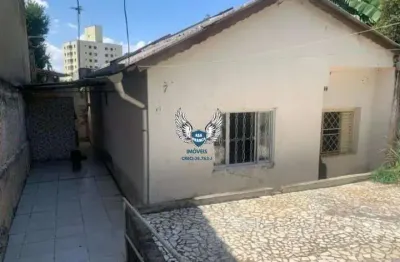 Casa térrea na parada inglesa com 03 dormitórios sendo 01 suíte e 01 vaga de gar