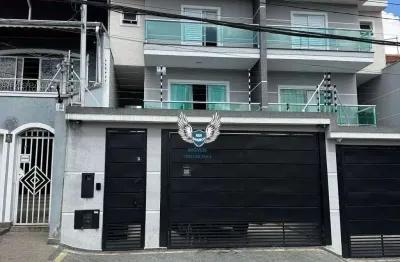 Sobrado de alto padrão com piscina possui 03 dormitórios sendo as 03 suítes e 04