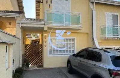 Casa em condomínio com 2 dorms, 2 vagas de garagem e espaço gourmet