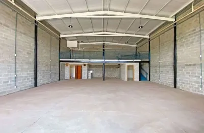 Galpão com 234,34m² construídos e 284m² de terreno na br-060 saída para rio verde.