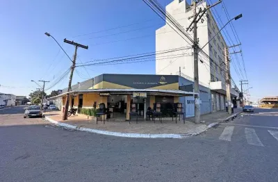 Loja/galpão comercial com 1630m² + 1650m² de construção vertical (05 apartamentos) de 330m² cada área de esquina av.