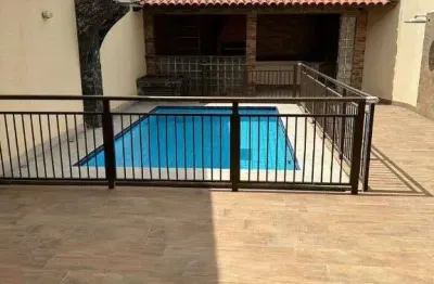 Sobrado de 220 m² com 03 quartos sendo 03 suítes à venda no jardim planalto em frente à praça da fé.