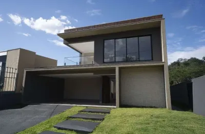 Sobrado à venda de 298 m² com 04 quartos sendo 04 suítes e 4 vagas de garagem no jardins barcelona em senador canedo.