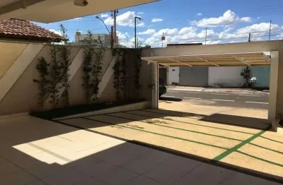 Sobrado de 428m² com 05 quartos sendo 01 suíte no centro em trindade/go.