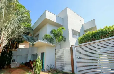 Casa de 207 m² com 04 suítes para alugar por r$ 11.750/mensais no condomínio do lago - goiânia