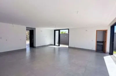 Sobrado de 203 m² com com 04 suítes à venda por r$ 1.550.000,00 no jardins barcelona em senador canedo/go