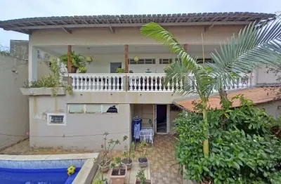 Sobrado comercial e residencial com estrutura montada para escritórios, clínicas médicas e afins. Ótima localização, próximo a Rua 88 paralela a Marginal Botafogo com 628m².