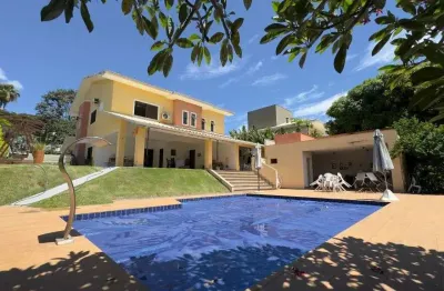 Magnífico sobrado alto padrão localizado no condomínio aldeia do vale, com um área construída de 370m², conta com 05 quartos sendo 3 suítes.