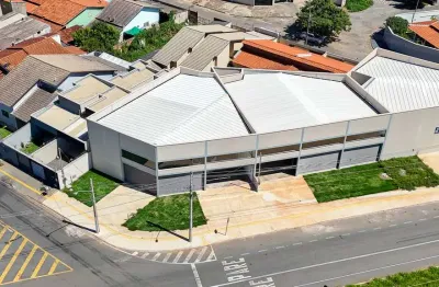 Galpão comercial com 200m², incluindo 2 banheiros e uma copa