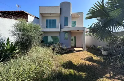 Sobrado com 03 quartos para alugar no setor Goiânia 2, em Goiânia.