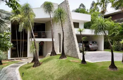 Sobrado de 600m² com 04 suítes plenas à venda no Residencial Aldeia do Vale.