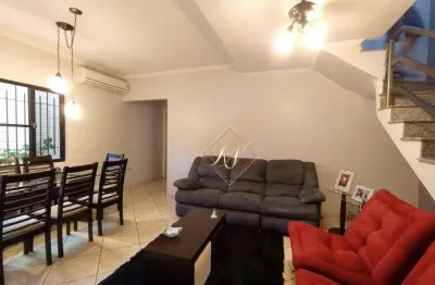 Linda casa com 3 dormitórios, sala ampla, vaga de garagem, super bem localizada!!!
