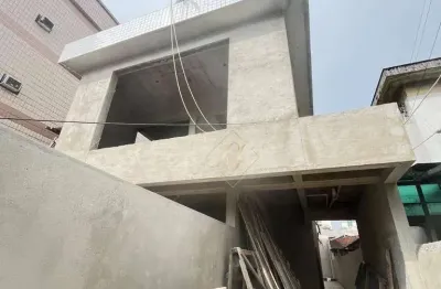 Oportunidade!!! sobreposta térrea, 3 dormitórios, amplo quintal, 2 vagas de garagem fixas, na cidade de santos!!!