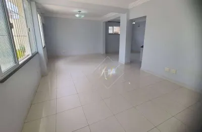Maravilhosa casa, ampla, bem arejada, com 115m², super bem localizada no bairro do embaré!!!
