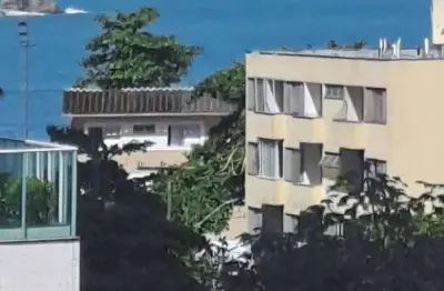Apartamento com 2 dormitórios, vista mar, prédio com lazer na cidade de guarujá!!!