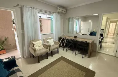 Casa super arejada, sol da manhã, muito bem dividida, rua tranquila e bem localizada no bairro do Embaré!!!