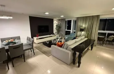 Apartamento finamente decorado, de frente, super claro e arejado, repleto de armários planejados, super bem localizado a 3 quadras da praia do embaré