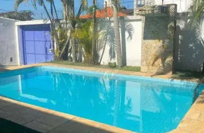 Casa totalmente reformada e climatizada, 3 suítes, piscina, churrasqueira, varanda, na cidade do guarujá!!!