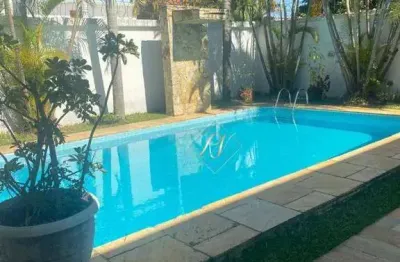 Casa totalmente reformada e climatizada, 3 suítes, piscina, churrasqueira, varanda, na cidade do guarujá!!!