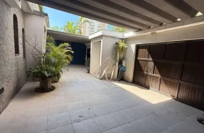 Uma raridade na cidade de Santos, sobrado isolado, muito bem construído, localizado no bairro Ponta da Praia, hoje o bairro de maior expansão em Santo