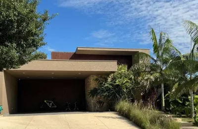 Residência sofisticada com piscina e energia solar no cyrela landscape