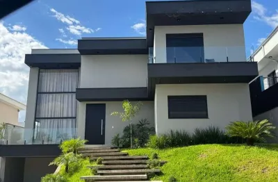 Sobrado espaçoso com garagem coberta e vista definitiva para área verde