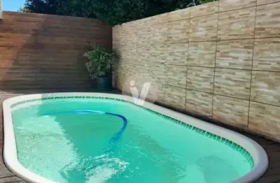 Casa com 03 dormitórios com piscina no bairro tancredo neves!
