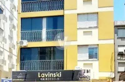 Apto térreo amplo de 4 dormitorios em ótima localização central com 1 vaga de ga