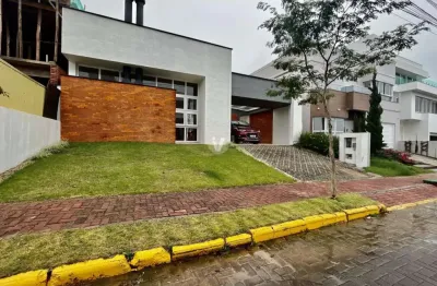 Casa com 03 suítes, localizada no res. parque das oliveiras