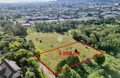 Lote de 4.000 m2 com vista panorâmica da cidade, em região com casas de alto pad