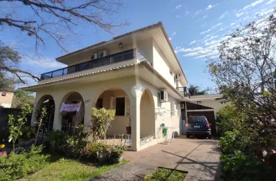 Lindíssima casa com 05 dormitórios, piscina terraço sacada, pátio amplo e vaga d