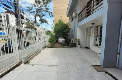 Casa estilo sobrado de 03 andares com 06 dormitórios vaga de garagem para até 04