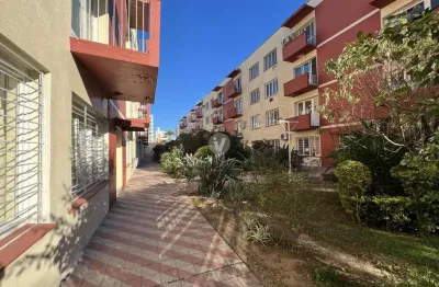 Amplo apartamento central com três dormitórios e duas sacadas.
