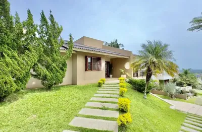 Casa em condomínio central com 4 quartos e incríveis 315m² de área construída!
