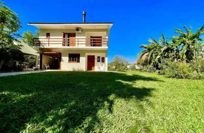 Casa com um pátio grande piscina lareira churrasqueira  na parque pinheiro macha