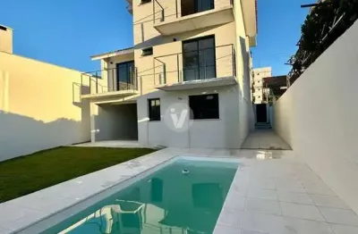 Bela casa nova à venda, 5 dormitórios, piscina, localizado no bairro lourdes!