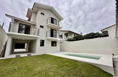 Bela casa nova à venda, 5 dormitórios, piscina, localizado no bairro lourdes!