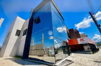 Ampla sala térrea a venda em camobi com 95 m² de área