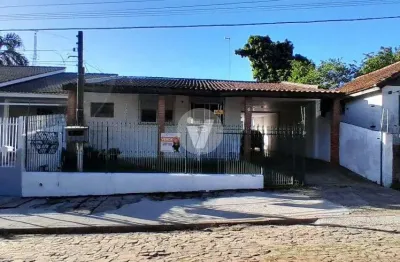 Casa 3 quartos em local tranquilo, seguro, em frente a praça e área comercial.