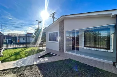 Casa com 03 dormitórios, dois suítes, pátio e com garagem.