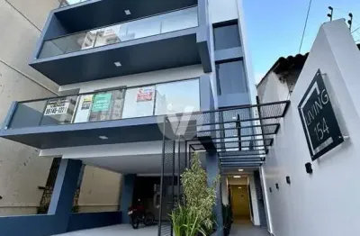 Apartamento duplex com duas sacadas e vaga de garagem.
