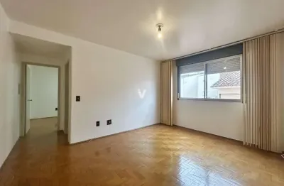 Apartamento 01 dormitório com amplo espaço e box de garagem para locação.