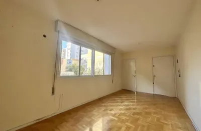 Apartamento central com 3 dormitórios, sacada, churrasqueira e amplo espaço