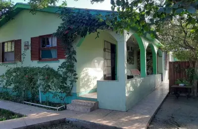Casa de esquina, 3 dormitórios, localizada no bairro camobi