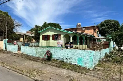 Casa de esquina, 3 dormitórios, localizada no bairro camobi