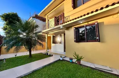 Casa 4 dormitórios, sacada e pátio a poucos minutos do centro