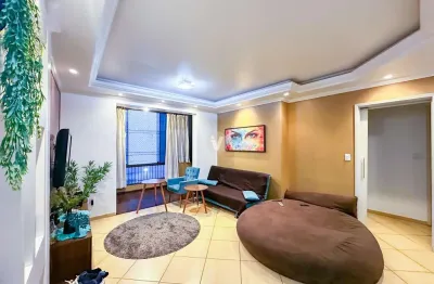 Apto 2 dormitórios , no centro da cidade, com garagem e sacada!