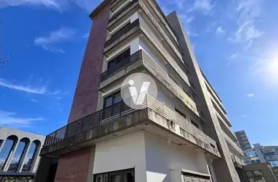 Andar comercial inteiro à venda, possuindo 4 salas e 2 vagas, localizado próximo